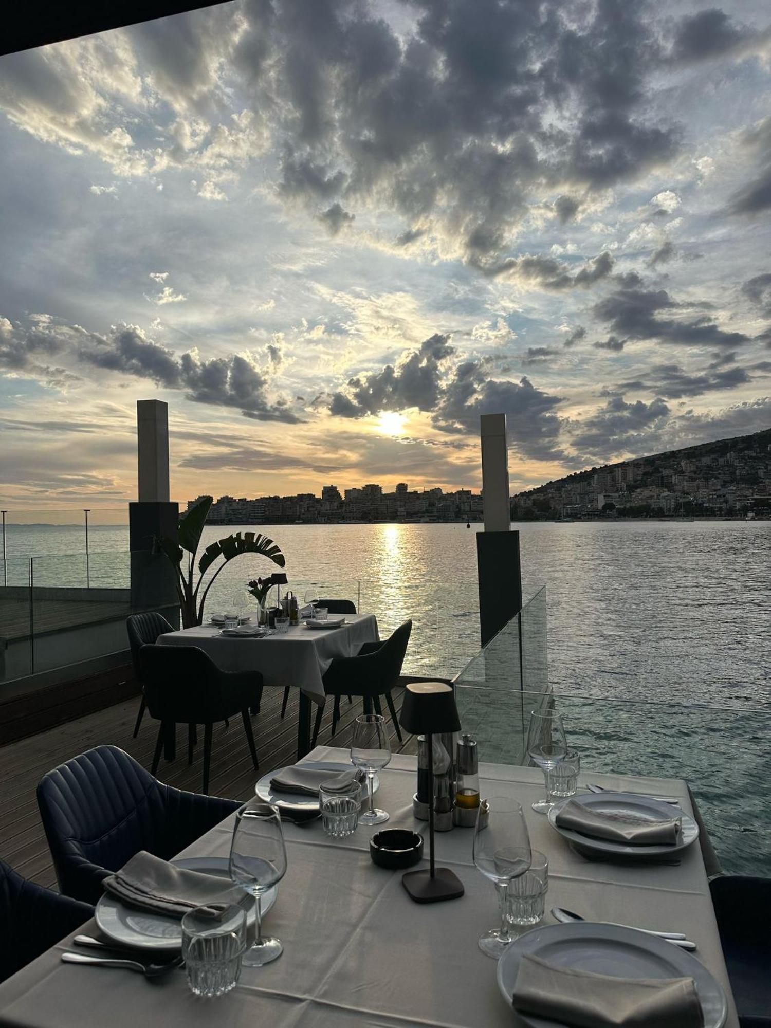 Demi Hotel Sarandë Esterno foto