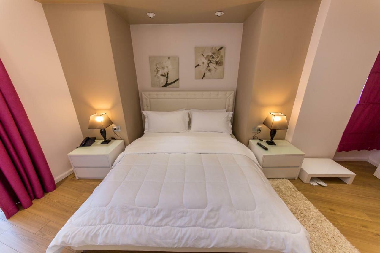 Demi Hotel Sarandë Esterno foto
