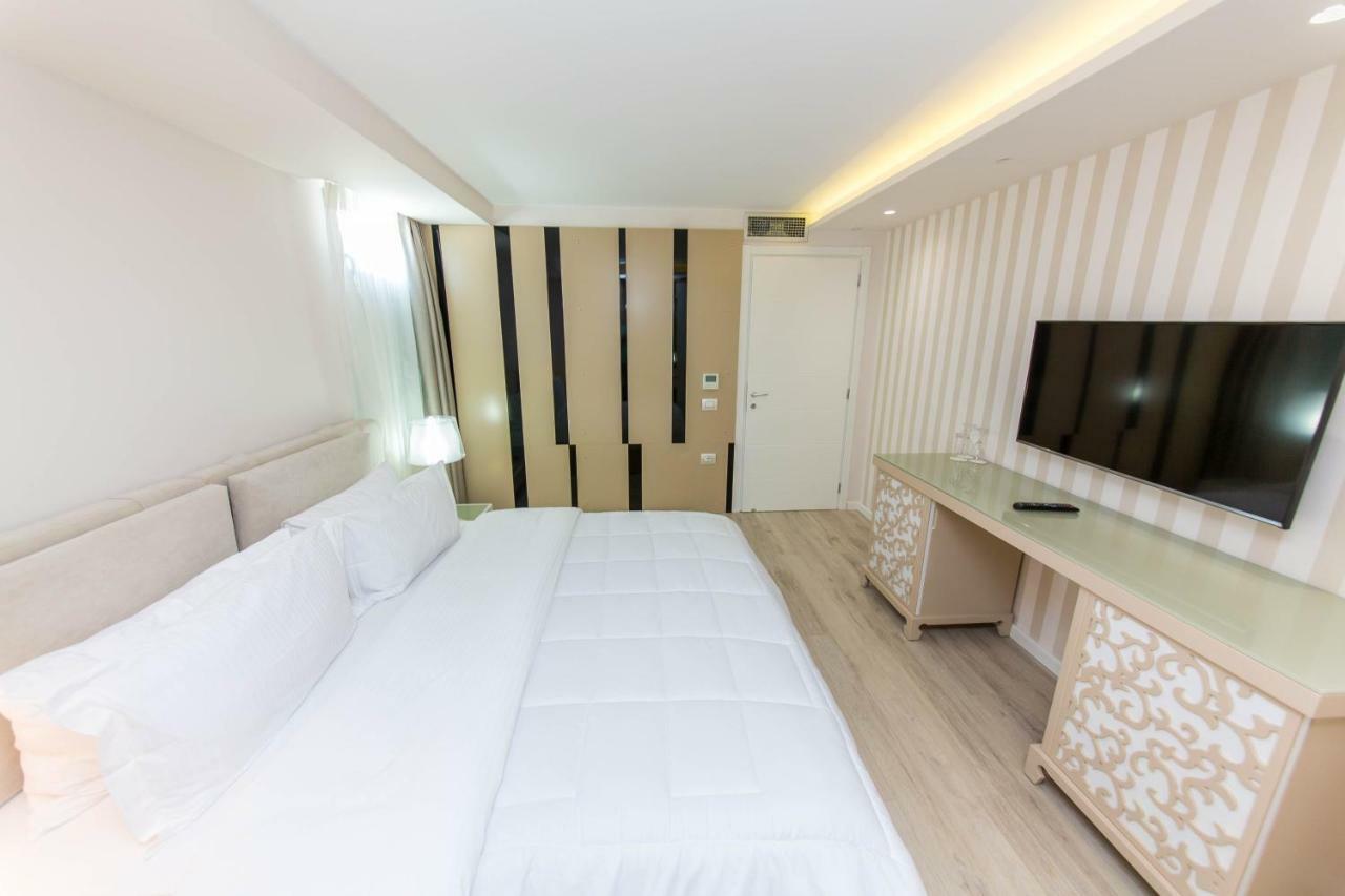 Demi Hotel Sarandë Esterno foto