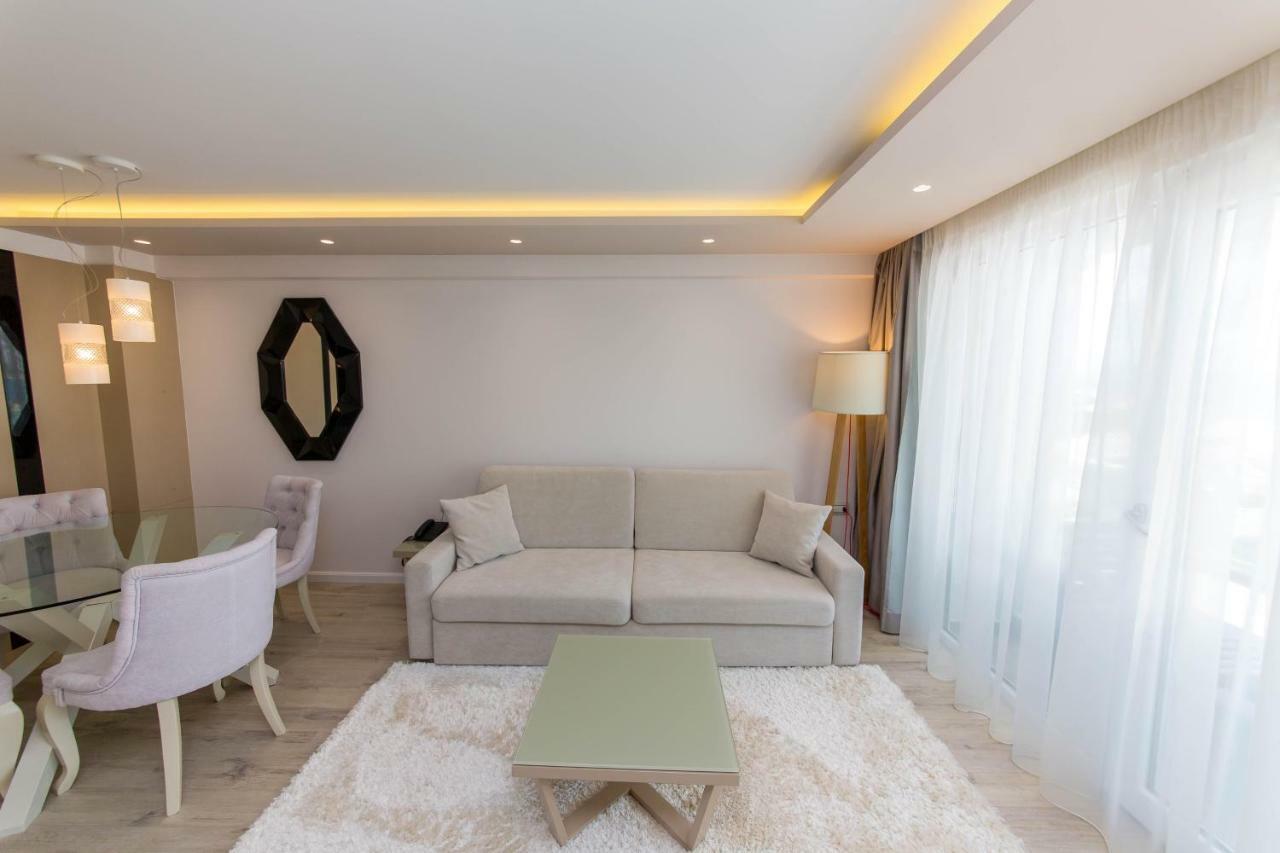 Demi Hotel Sarandë Esterno foto