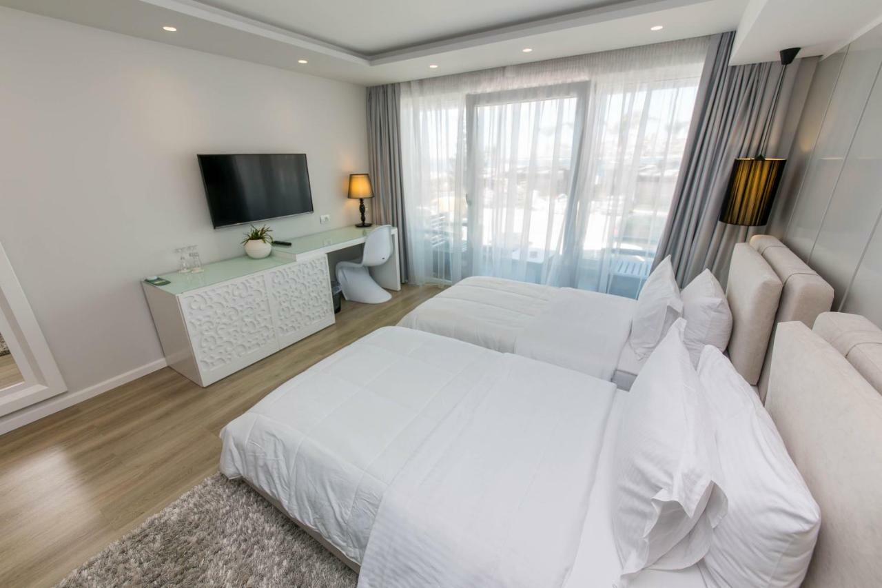 Demi Hotel Sarandë Esterno foto