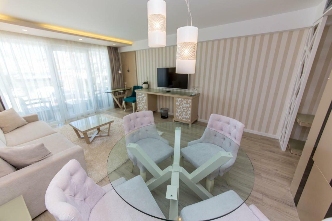 Demi Hotel Sarandë Esterno foto