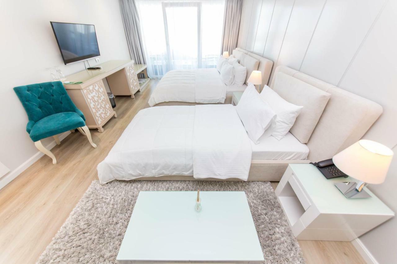 Demi Hotel Sarandë Esterno foto