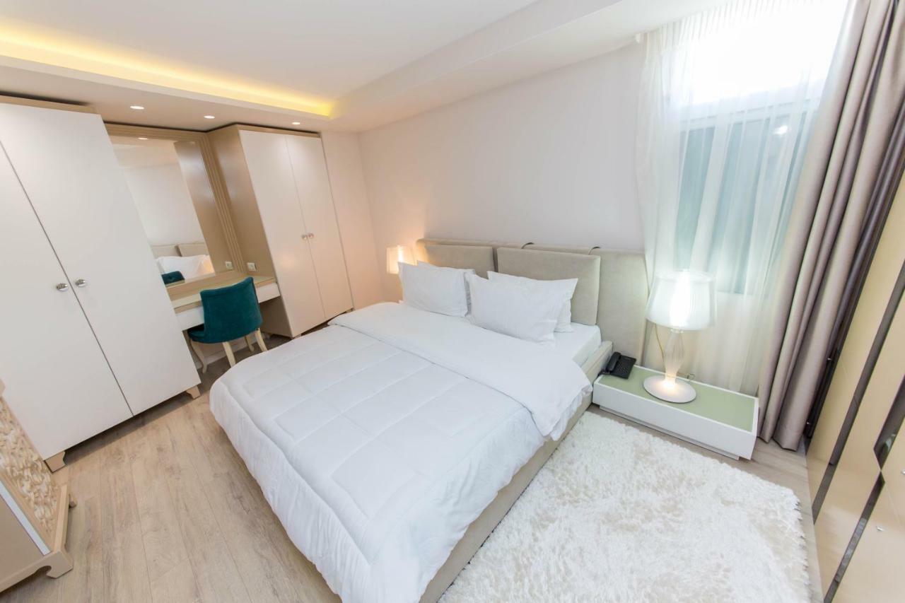 Demi Hotel Sarandë Esterno foto