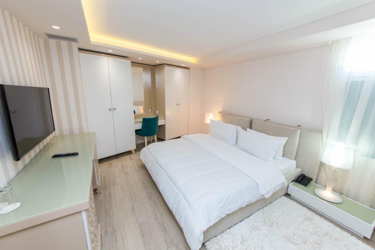 Demi Hotel Sarandë Esterno foto