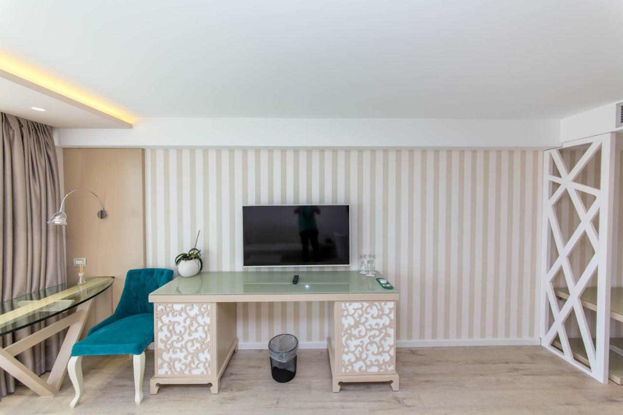 Demi Hotel Sarandë Esterno foto