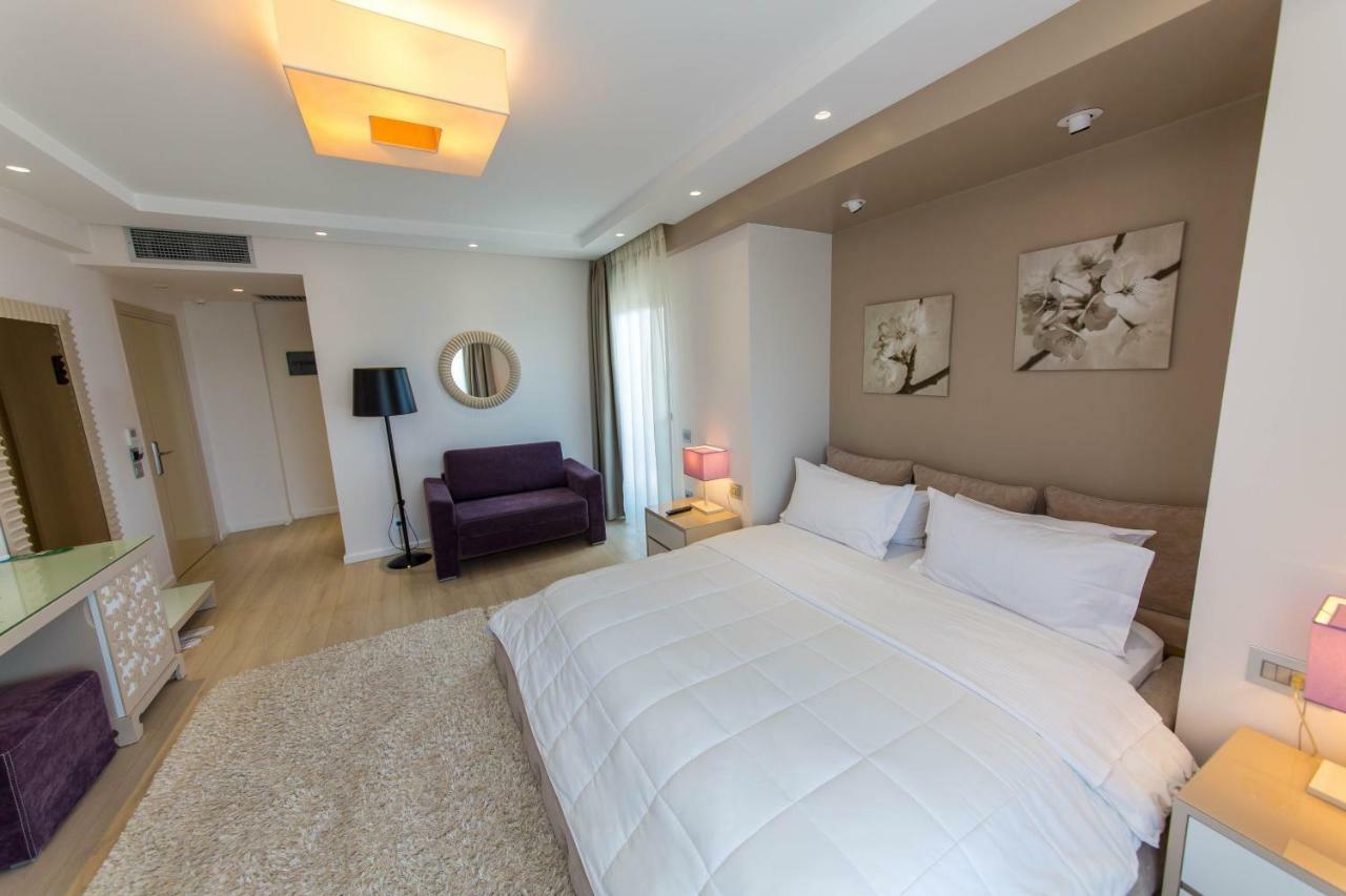Demi Hotel Sarandë Esterno foto